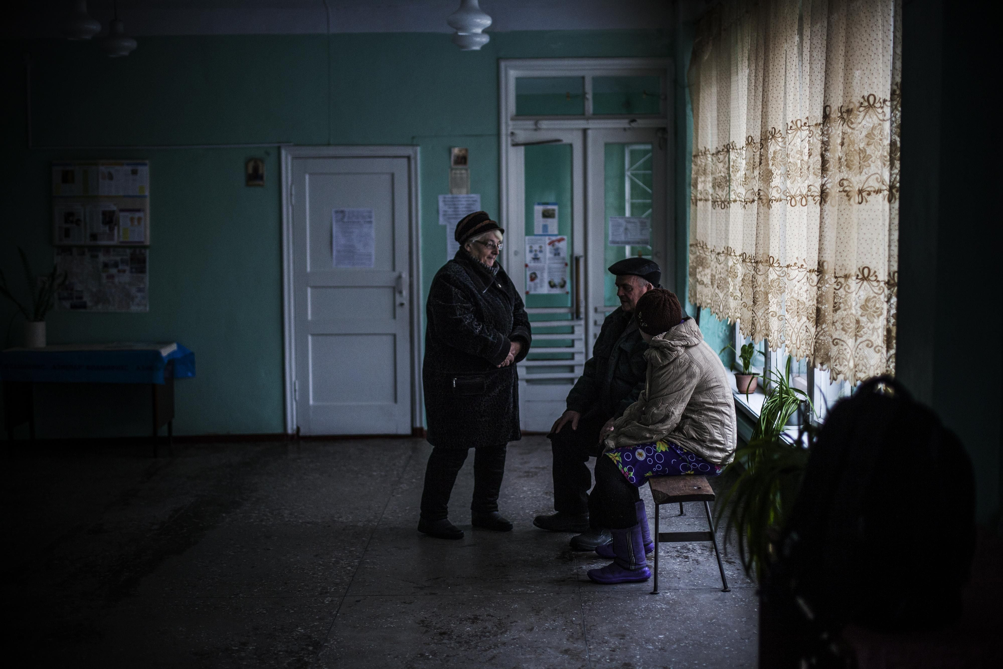 La gente espera para una sesión de asesoramiento con el psicólogo de MSF en Shajtarsk, región de Donetsk, Ucrania / FOTO: Manu Brabo / MSF