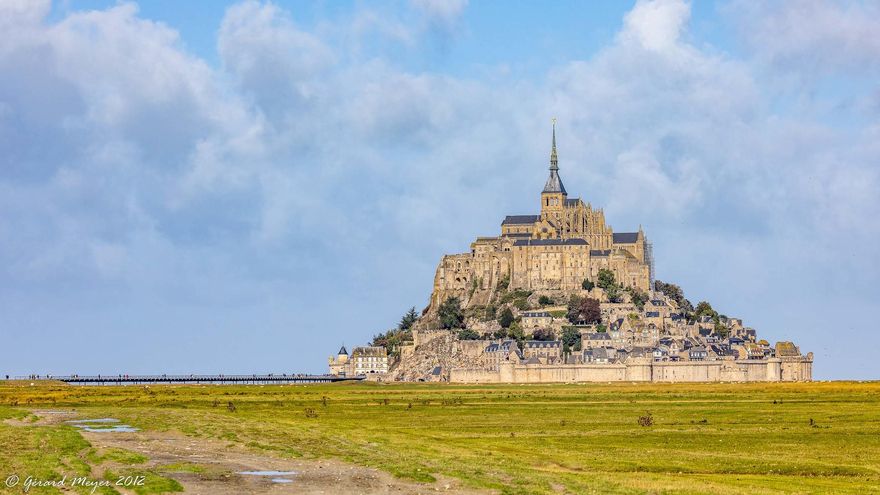 La imponente figura del peñasco más famoso de Europa. El Monte Saint Michel durante la marea baja.