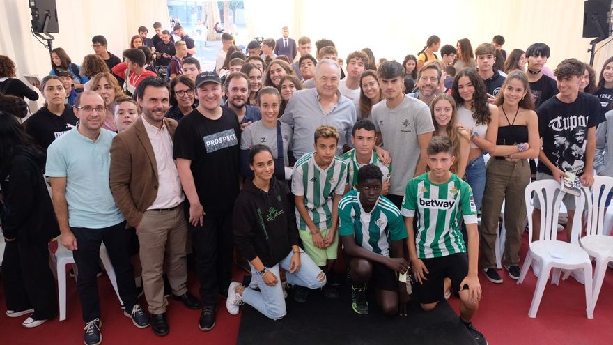Una puerta a los libros desde el fútbol: la iniciativa del Betis para sembrar en los jóvenes la afición por la lectura
