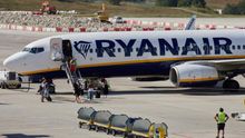 Un tribunal declara nula la cláusula de Ryanair que obliga a pagar 20 euros por llevar equipaje de mano en cabina