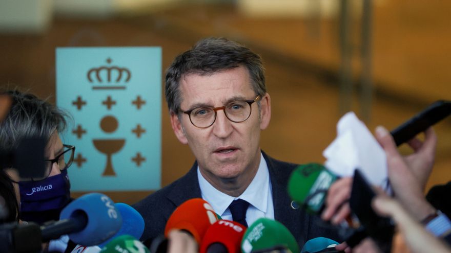 El presidente de la Xunta, Alberto Núñez Feijóo, atiende a los medios de comunicación a su llegada hoy lunes a la reunión con los familiares de los tripulantes del arrastrero Villa de Pitanxo, un encuentro que será en la compostelana Ciudad de la Cultura. EFE / Lavandeira.