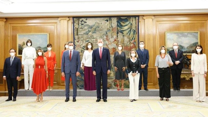 El presidente del Gobierno, Pedro Sánchez, y el rey Felipe VI posan con los doce ministros y vicepresidentas que han prometido sus cargos en el Palacio de la Zarzuela.