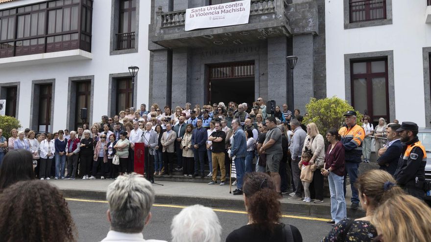 Más de un centenar de personas muestran su condena en Santa Úrsula por el asesinato machista de una mujer de 57 años