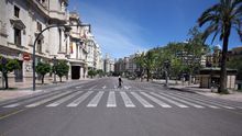 Vista de la plaça de l’Ajuntament, deserta durant el confinament per l’estat d’alarma.