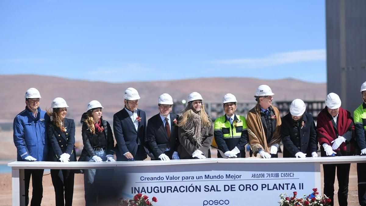 Diego Santilli junto a Karina Milei, Gustavo Sáenz y Raúl Jalil en la inauguración de una planta de litio