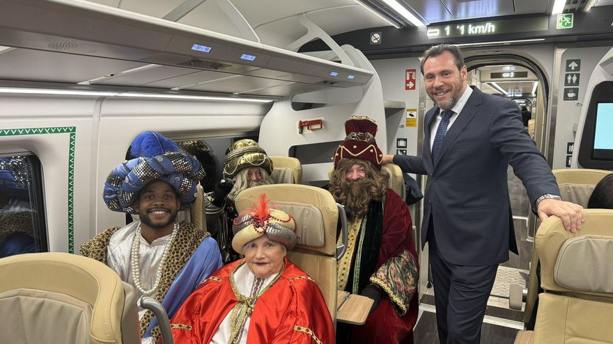 Óscar Puente irrumpe por sorpresa en la precampaña con los Reyes Magos para anunciar en Vigo la llegada del nuevo AVE