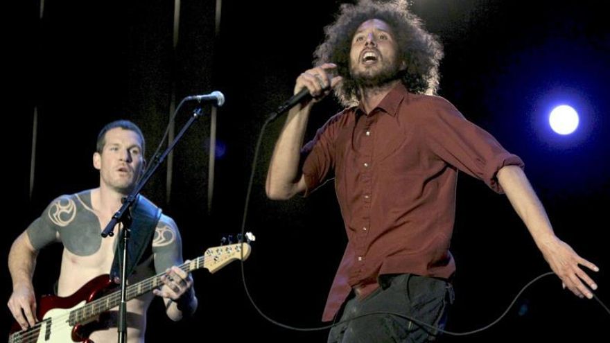 El cantante de la banda californiana "Rage Against The Machine" Zack de la Rocha (d) y el bajista Tim Commerford, durante un concierto en 2010.