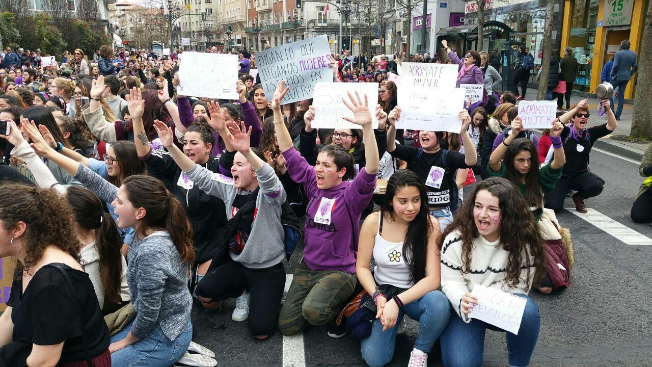Gritos, consignas feministas, pancartas y cacerolas han protagonizado la marcha del 8M. | LARO GARCÍA