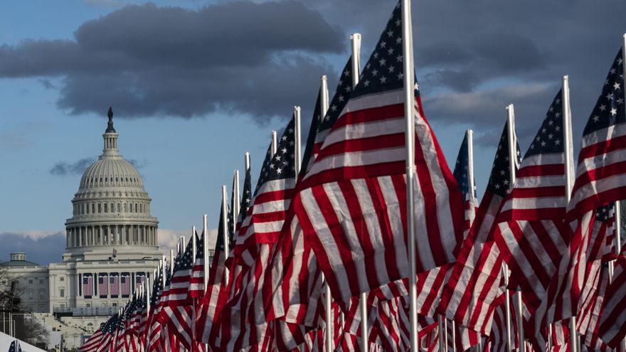 Algunas de las banderas que representan a los los estadounidenses que, de no haber sido por la pandemia, se habrían desplazado a Washington para ver la investidura.