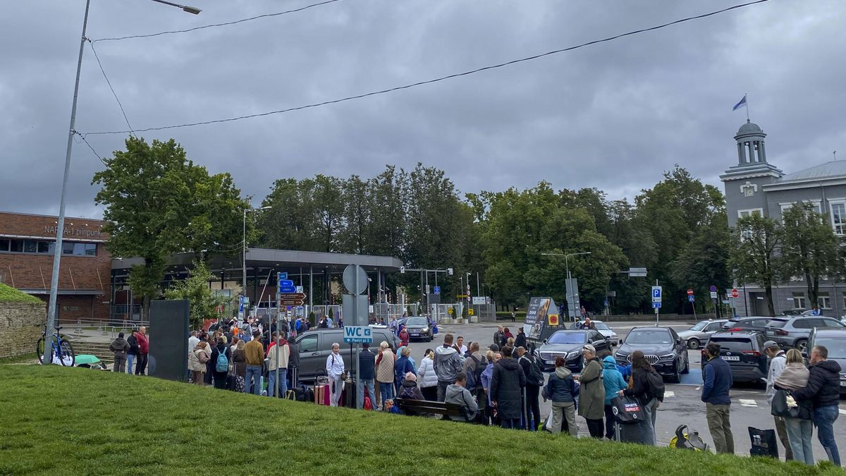 Un grupo de personas espera en Ivangórov (Rusia) para cruzar la frontera a (Narva) Estonia.