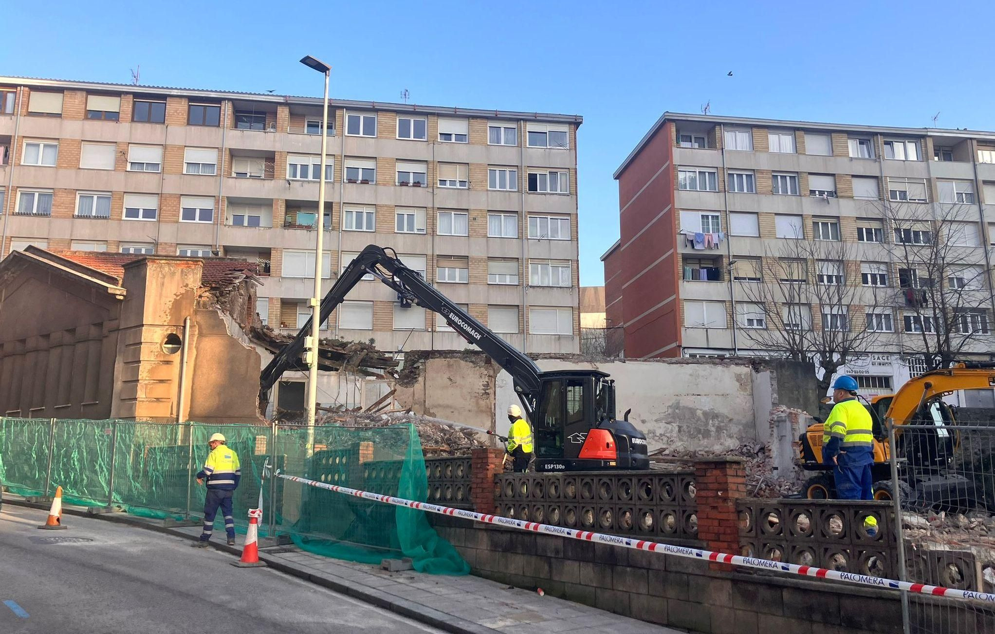 Trabajos de derribo del antiguo centro de Las Oblatas, vinculadas al Patronato franquista, en la calle del Monte, en Santander.