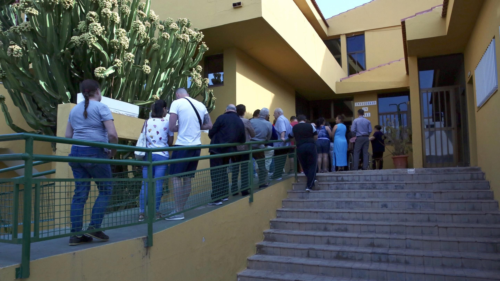 Cola para votar en el Colegio Tinguaro, en Vecindario.