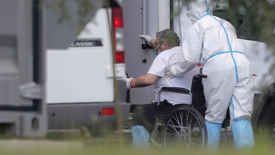 Un sanitario trasladaba a un hospital a un enfermo de covid, en Moscú el pasado lunes. EFE/EPA/MAXIM SHIPENKOV