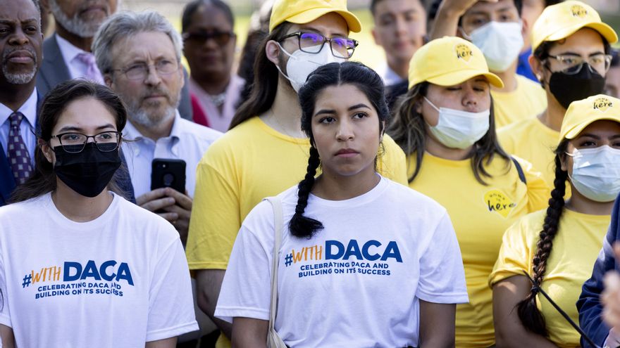 "Soñadores" urgen al Congreso una solución permanente para amparados por DACA
