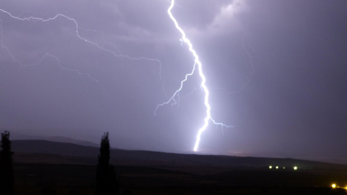 La AEMET eleva a naranja el aviso por tormentas en el litoral, el centro y el valle de Villaverde
