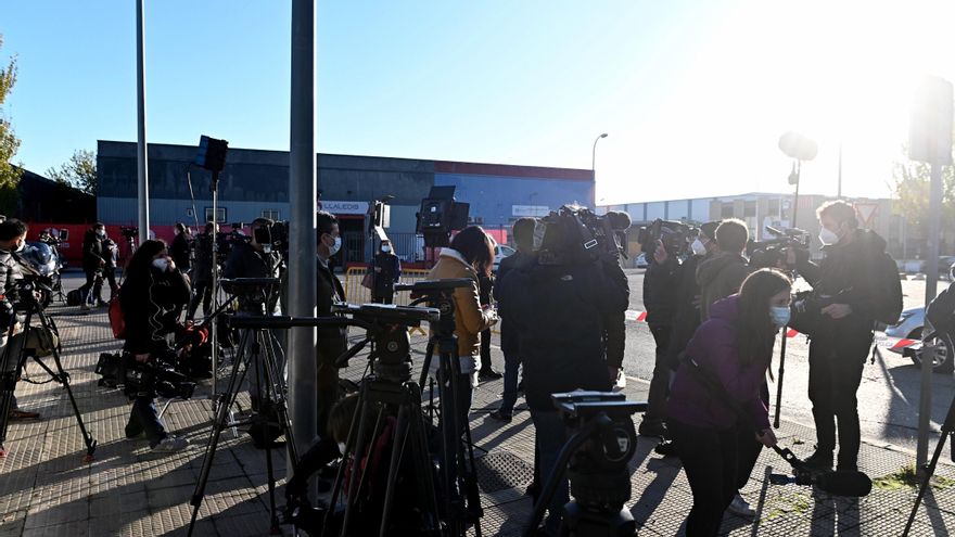 Los periodistas esperan hoy en las inmediaciones de la Audiencia Nacional en San Fernando de Henares, Madrid. EFE/ Fernando Villar