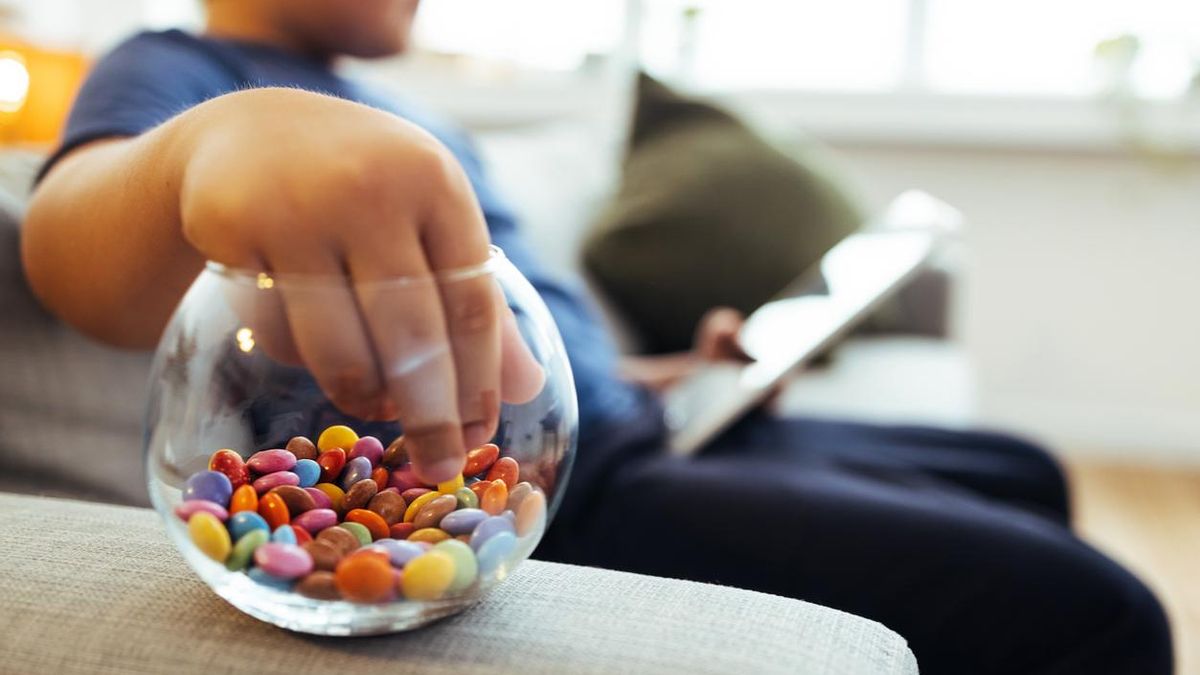 Pantallas y ultraprocesados adelantan el diagnóstico de obesidad a los seis años