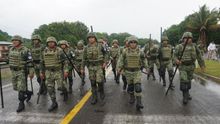 Efectivos de la Guardia Nacional y Policía Federal detienen la marcha de unos 2.000 migrantes que el sábado decidieron emprender su marcha por territorio mexicano de forma ilegal para llegar a las fronteras del norte de México con Estados Unidos.