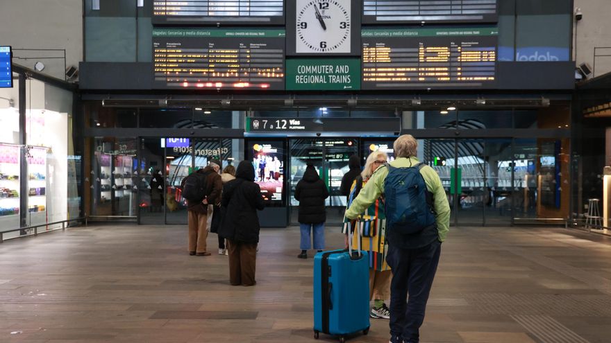Imagen de pasajeros en la estación de trenes Santa Justa de Sevilla.