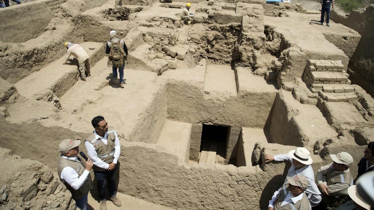 Descubren en Perú una tumba de la cultura chimú prácticamente intacta con los restos de 38 personas