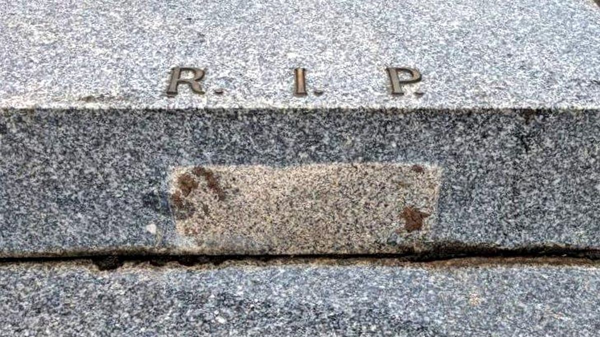 La señal de una placa arrancada de una tumba en el cementerio de la Almudena