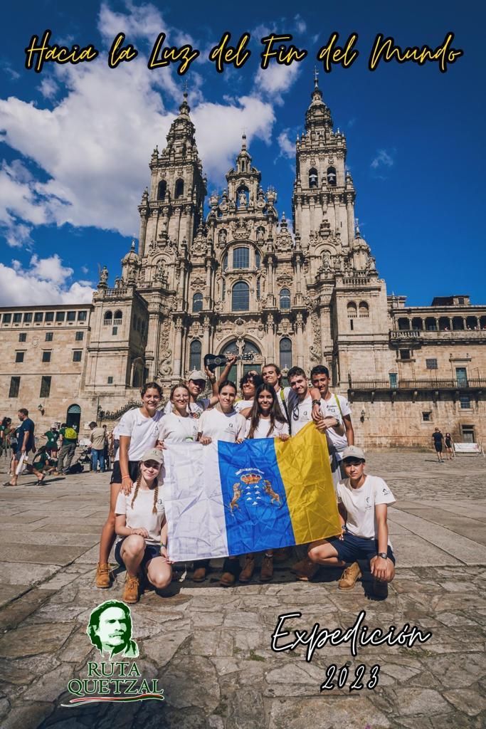 Los aventureros canarios en la catedral de Santiago.