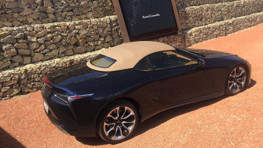La distinguida capota de tela de la versión cabrio.