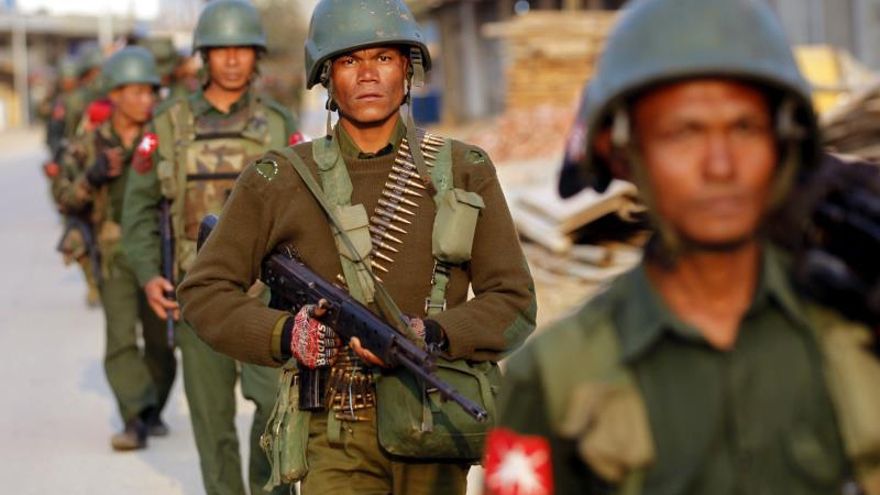 Militares birmanos armados caminan por una calle desierta en la localidad de Chin Shwe Haw, en el norte del estado de Shan en Birmania, cerca de la frontera china.