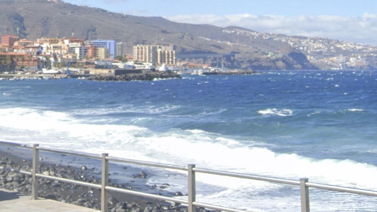 Detectado un vertido en el litoral de Candelaria que obliga al cierre de la playa de Los Guanches