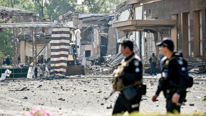 Militares ucranianos cerca del lugar del impacto de un misil ruso en la región de Zaporiyia, en el este de Ucrania.