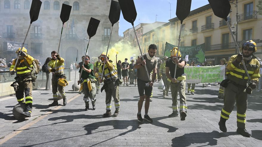 Un millar de leoneses respaldan a los forestales por un operativo "cien por cien público y estable"