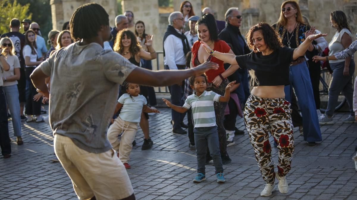 X Noche Negra Córdoba exhibición de percusión y danza africana y taller de danza de camerún