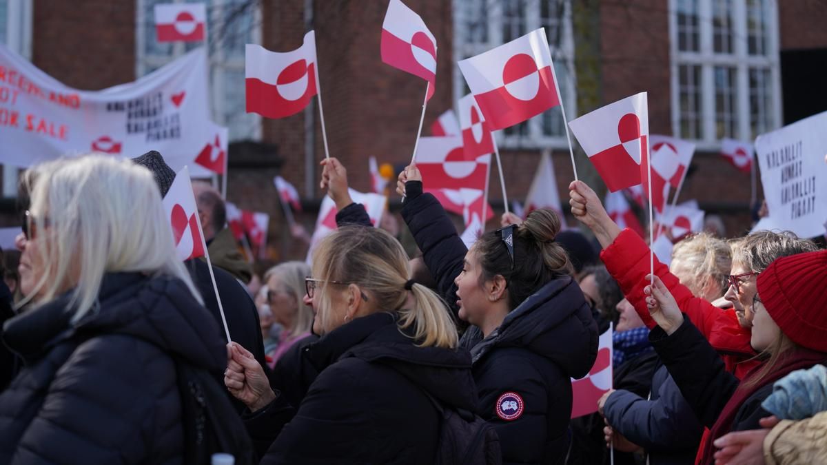 Miles de personas recorren Copenhague al grito de "Groenlandia no está en venta"