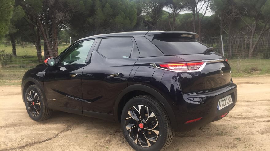 DS 3 Crossback Ines de la Fressange luce una carrocería en el exclusivo Azul Encre, combinado con un techo en Negro Perla Nera.