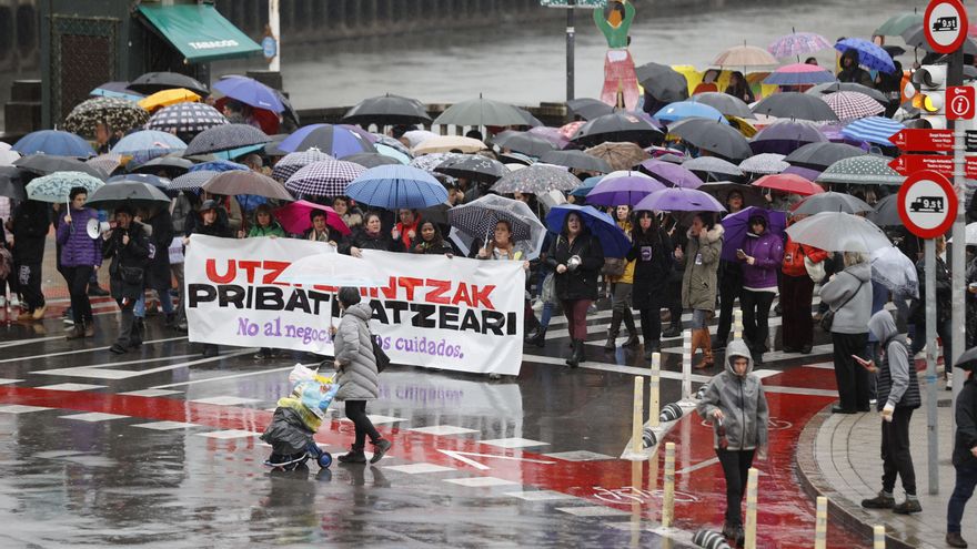 El movimiento feminista a los partidos vascos: "La privatización no es el modelo de cuidados que necesitamos"
