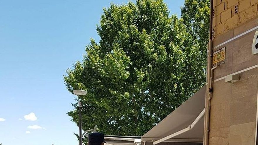 Un policía local de Jaén inspecciona un establecimiento en el marco de la pandemia por covid-19.