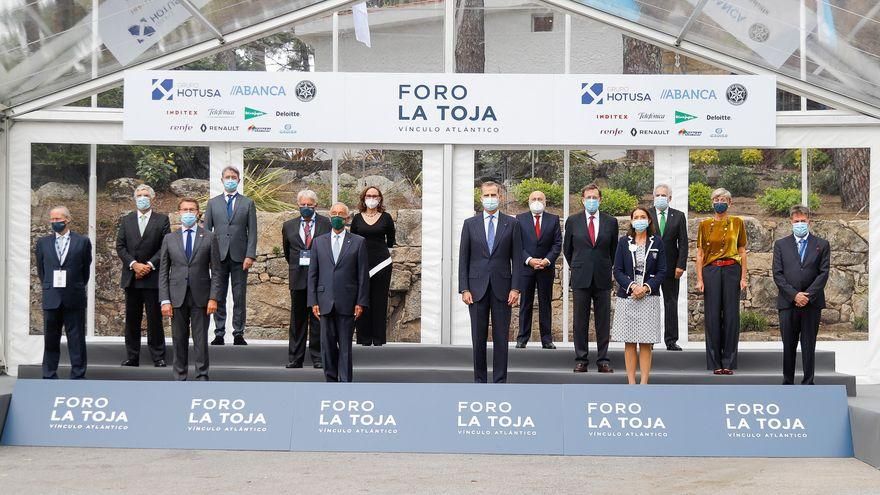l Rey Felipe VI (c), posa junto al presidente de la República de Portugal, Marcelo Rebelo de Sousa (6d); la ministra de Industria, Comercio y Turismo, Reyes Maroto (4d); el presidente de la Xunta de Galicia, Alberto Núñez Feijóo (3i); y los exp Marta Vázquez Rodríguez - Europa Press - Archivo