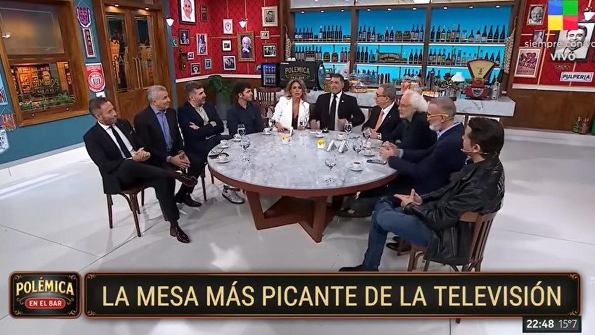Cuarenta años demoró polémica en el bar en sentar a su mesa a su primera integrante mujer, la ya fallecida periodista y socióloga Silvina Walger. También lo hizo con Nancy Pazos y ahora, con Marina Calabró.