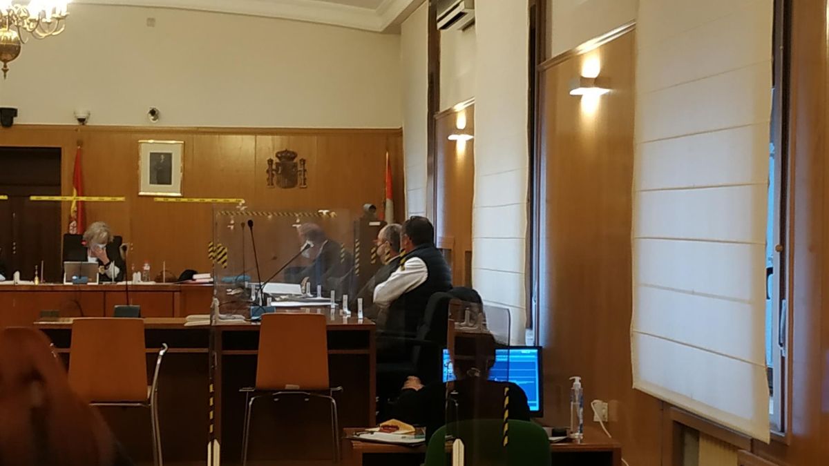 El acusado junto a su letrado, durante el juicio celebrado en la Audiencia de Valladolid.