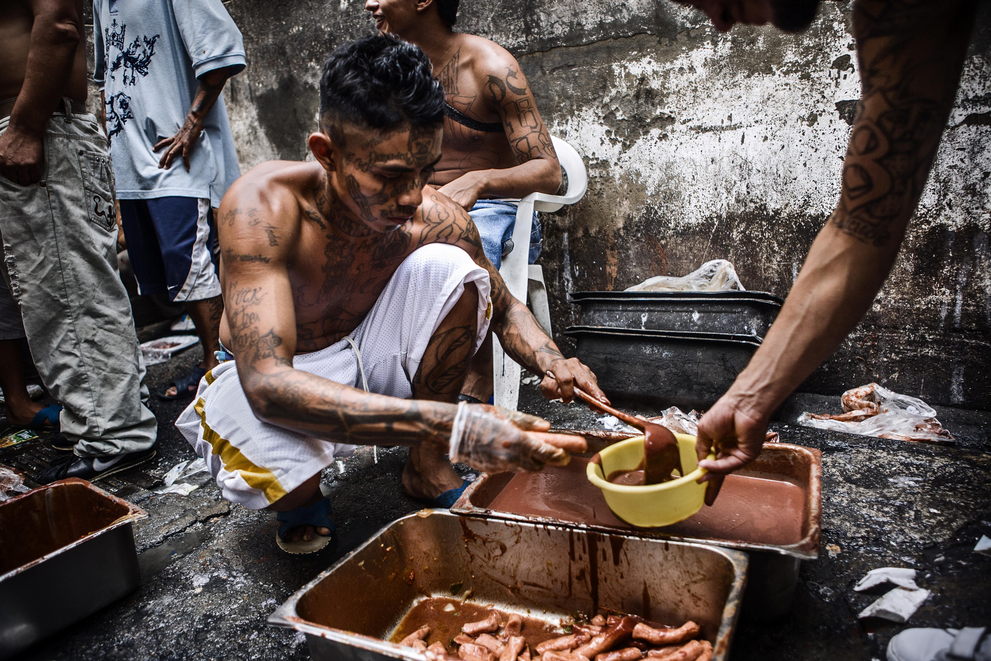 La comida es también una causa común de agravio entre los reclusos. Muy poca variedad y, a menudo, no es suficiente para todos los presos. Cárcel de Cojutepeque. / Pau Coll / RUIDO Photo.