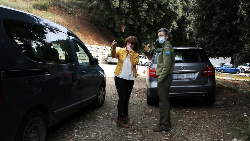 La alcaldesa del Montseny, Núria Masnou con una vigilante del Parque