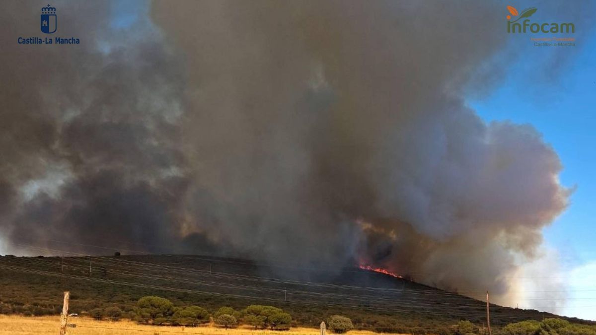 El incendio del sistema de bombeo de un embalse corta una línea eléctrica y una carretera en Puertollano
