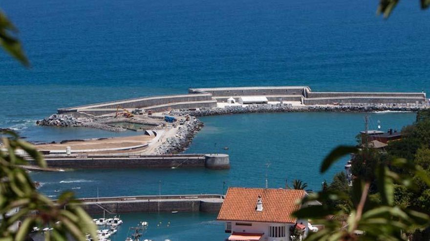 Una plataforma ecologista lleva a los tribunales la afección medioambiental del dique de Mutriku y pide amparo a la UE