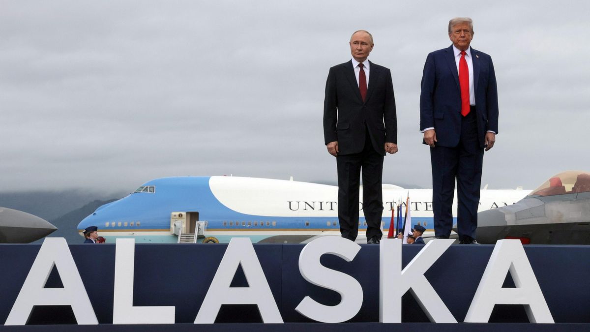 El presidente de los Estados Unidos, Donald Trump, y el presidente de Rusia, Vladímir Putin, en la pista de aterrizaje antes de asistir a una reunión en Anchorage. 