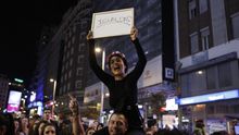Una mujer en la manifestación del Día Internacional de la Mujer / Olmo Calvo