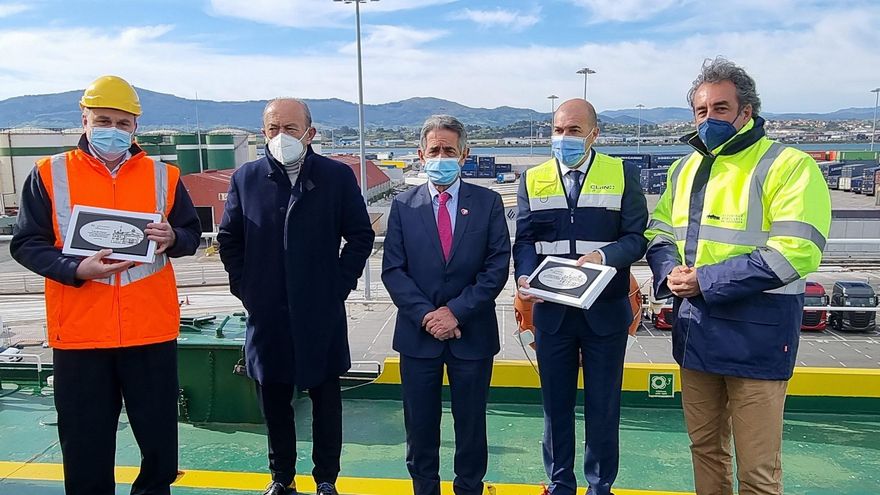 El presidente de Cantabria, Miguel Ángel Revilla (centro), y el presidente y vicepresidente del Puerto de Santander, Francisco Martín y Javier López Marcano entregan una placa conmemorativa a CLdN