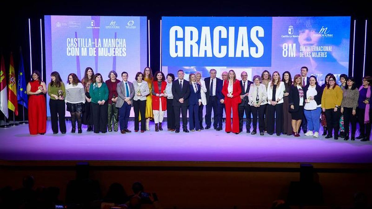 Autoridades y premiadas durante el acto institucional del Día Internacional de las Mujeres