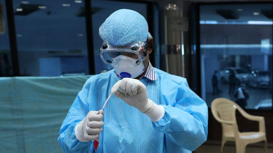 Un enfermero prepara una PCR en una imagen de archivo. EFE/EPA/RAJAT GUPTA