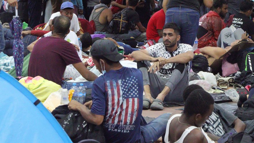 Caravana migrante instala campamento en el sur de México en espera de visas