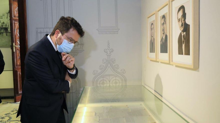 Pere Aragonès observa la documentación expuesta en el Espai Fuster.